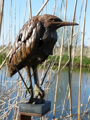 Le Penseur-de denker is een bronzen beeld van een woudaapje | bronzen beelden en tuinbeelden, figurative bronze sculptures van Jeanette Jansen |